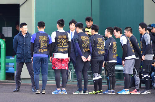 阪神の新人合同自主トレ初日、矢野耀大監督（左）から声をかけられる新人選手たち（撮影・清水貴仁）