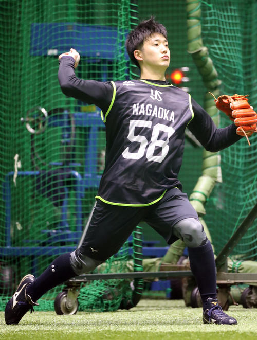 室内練習場でキャッチボールをするヤクルト5位の長岡秀樹（撮影・狩俣裕三）