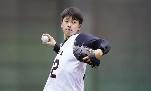 新人合同自主トレでキャッチボールをする巨人ドラフト1位の堀田（撮影・加藤諒）