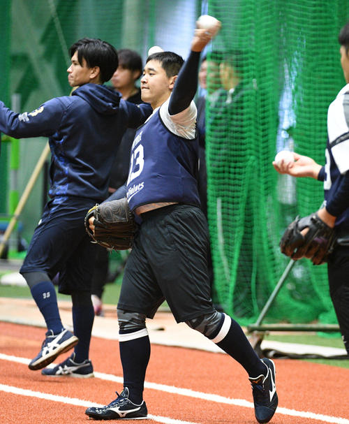 キャッチボールするオリックス1位の宮城大弥（撮影・渦原淳）