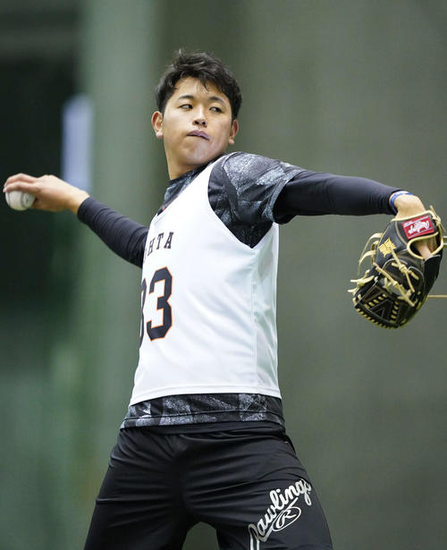 新人合同自主トレでキャッチボールをする巨人ドラフト2位の太田（撮影・加藤諒）