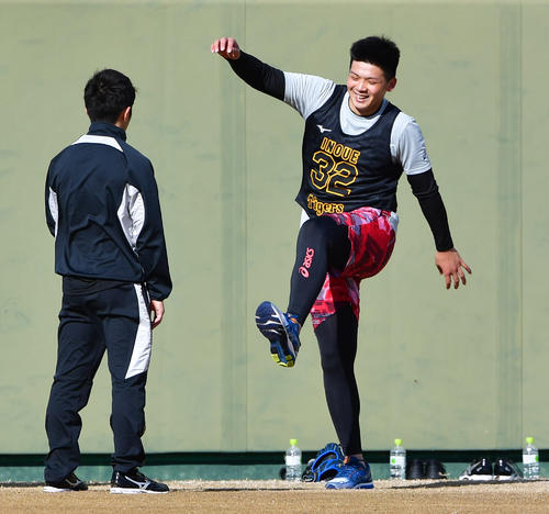 阪神の新人合同自主トレ初日、別メニューでひとり練習を行う井上広大（撮影・清水貴仁）