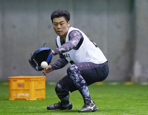 新人合同自主トレでノックを受ける巨人ドラフト5位の山瀬（撮影・加藤諒）