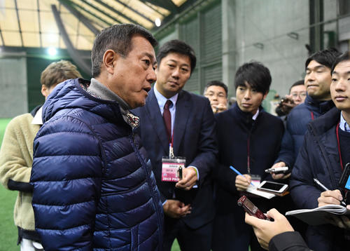 新人合同自主トレが行われ、室内練習場で記者の取材に応じる巨人の原監督（撮影・加藤諒）