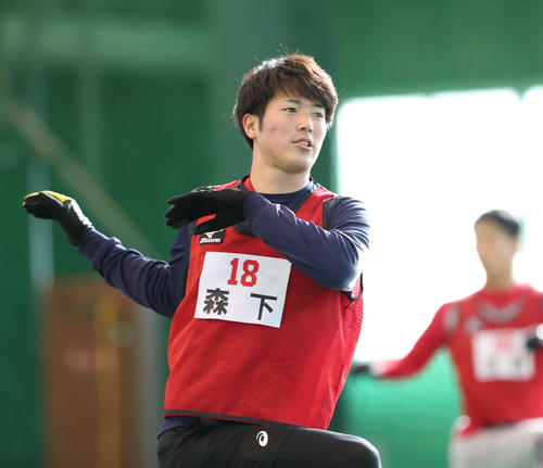 新人自主トレ初日、丁寧に体をほぐす広島森下暢仁（撮影・梅根麻紀）