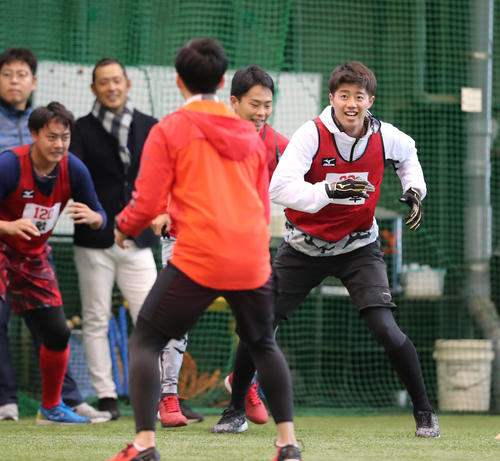 新人自主トレ初日、軽快な動きを見せる広島宇草孔基（撮影・梅根麻紀）