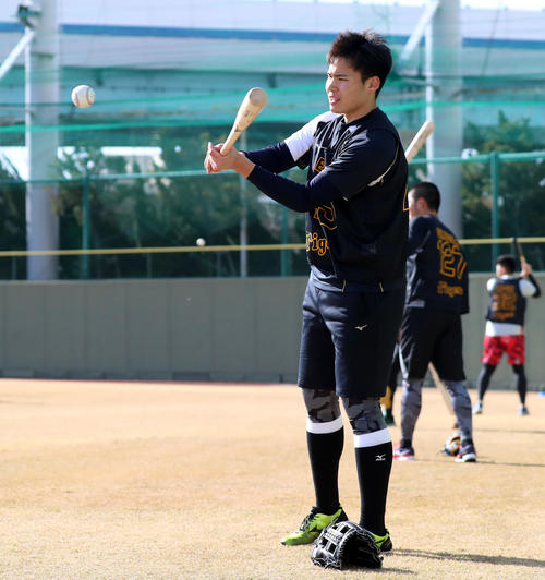 新人合同自主トレでペッパーを行う遠藤（撮影・加藤哉）