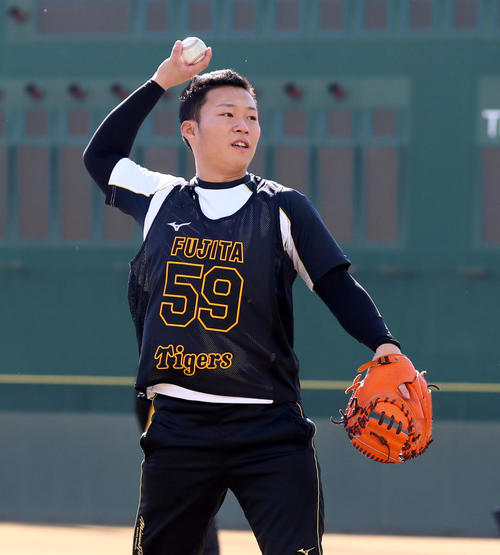 新人合同自主トレでペッパーを行う藤田（撮影・加藤哉）