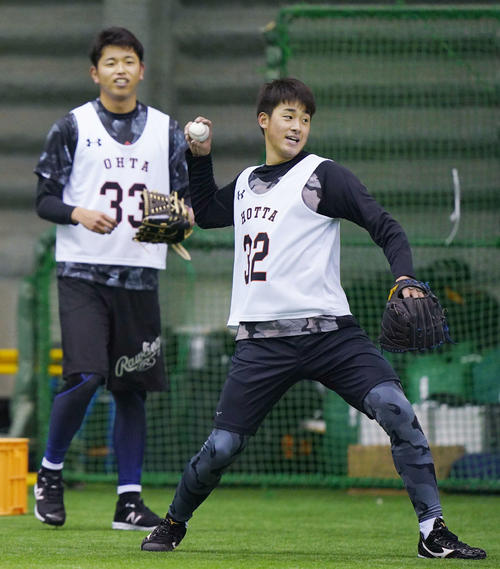新人合同自主トレでノックを受ける巨人ドラフト1位の堀田（手前）と2位の太田（撮影・加藤諒）