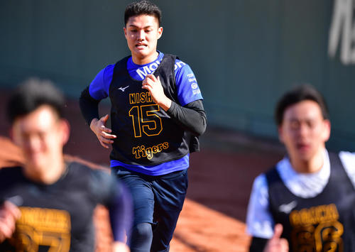 阪神の新人合同自主トレ初日、ポール間をランニングする西純矢（撮影・清水貴仁）
