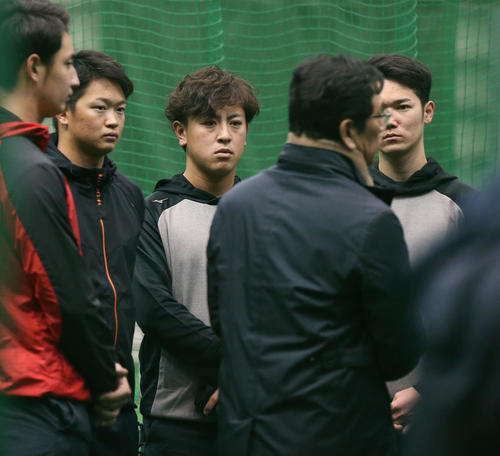 栗山監督の話を聞く日本ハム河野（左から3人目）（撮影・黒川智章）