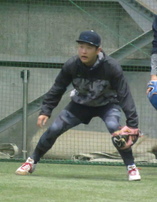 室内練習場でノックを受ける楽天池田