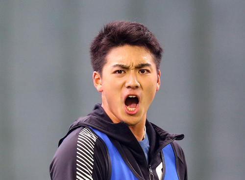 ノック中、声を出して気合いを入れるDeNA森（撮影・大野祥一）