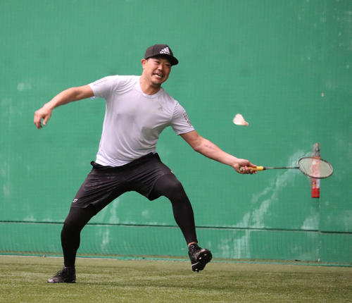 自主トレでバドミントンをする西武内海（撮影・為田聡史）