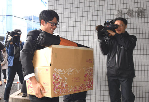 中日ドラゴンズ新人入寮　荷物を抱え入寮する松田亘哲（撮影・森本幸一）