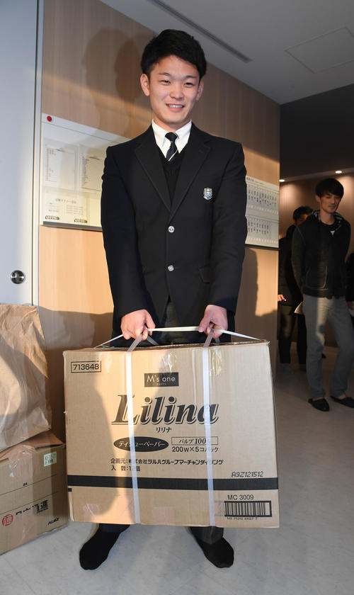 入寮し部屋に荷物を運ぶソフトバンク4位小林（撮影・今浪浩三）