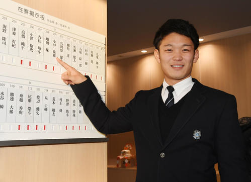 入寮しネーププレートを指さすソフトバンク4位小林（撮影・今浪浩三）