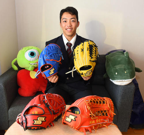 野手用、投手用それぞれのグラブを持参し入寮した岡林（撮影・森本幸一）