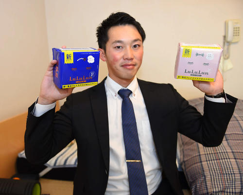 肌ケア用品の顔パックを持参し入寮した中日岡野（撮影・森本幸一）