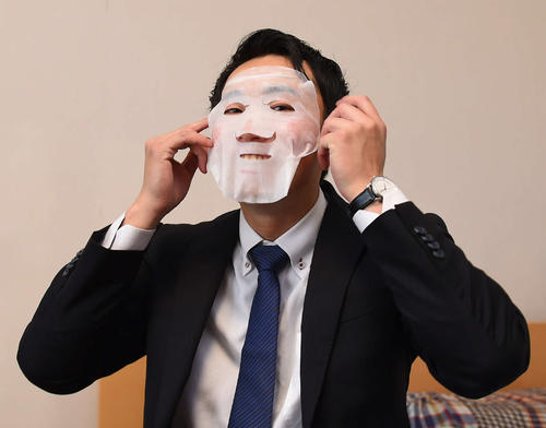 入寮に肌ケア用品の顔パックを持参し早速パックする中日岡野（撮影・森本幸一）