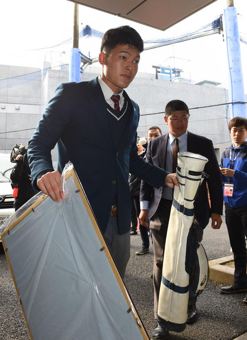 荷物を手に入寮する石川昂弥（撮影・森本幸一）