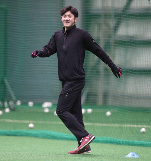 笑顔でアップする日本ハム立野（撮影・黒川智章）