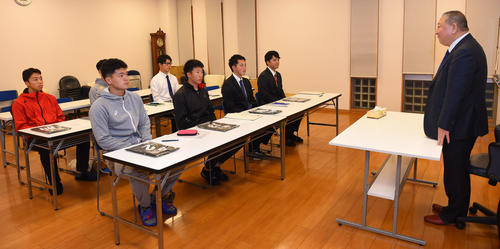 中日ドラゴンズ新人入寮　中日・矢野博也球団社長（右）から話を聞く石川昂弥ら新人選手（撮影・森本幸一）