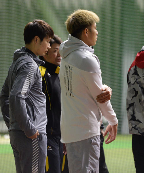 昨秋、右ヒジのクリーニング手術を行った場所を押さえる柳田悠岐（撮影・今浪浩三）
