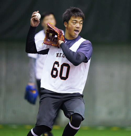 新人合同自主トレでノックを受ける巨人ドラフト3位の菊田（撮影・加藤諒）