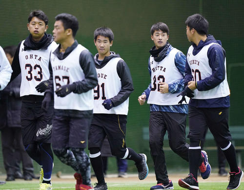新人合同自主トレの冒頭、ランニングをする巨人ドラフト2位太田、5位山瀬、4位井上、1位堀田、3位菊田（撮影・加藤諒）
