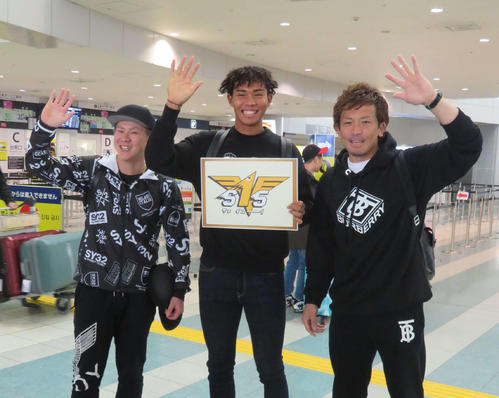 自主トレ地のグアムに向けて福岡空港から出発する、右からソフトバンク松田宣、水谷、牧原
