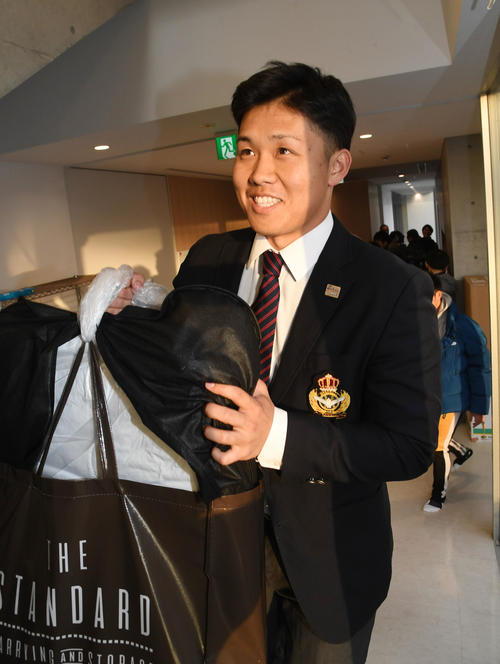 入寮し荷物を部屋に運ぶ2位の海野隆司（撮影・今浪浩三）