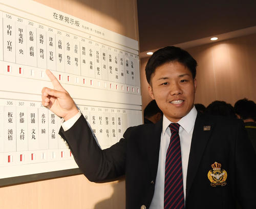 入寮しネーププレートを指さす2位海野隆司（撮影・今浪浩三）
