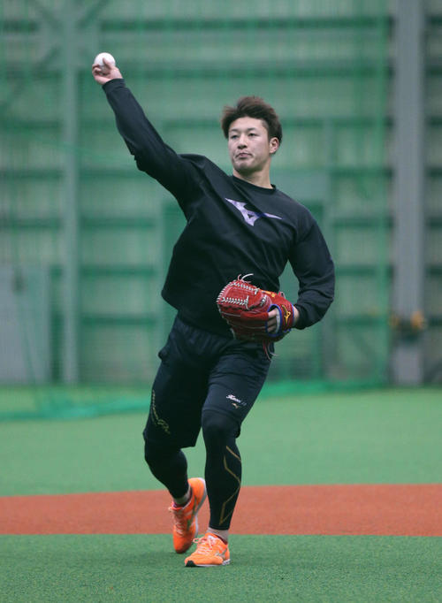 自主トレでキャッチボールする日本ハム吉田輝（撮影・黒川智章）