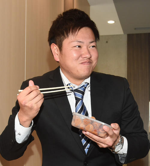 入寮し、おばあちゃん手作りの梅干しを披露するソフトバンク3位指名の津森宥紀（撮影・今浪浩三）
