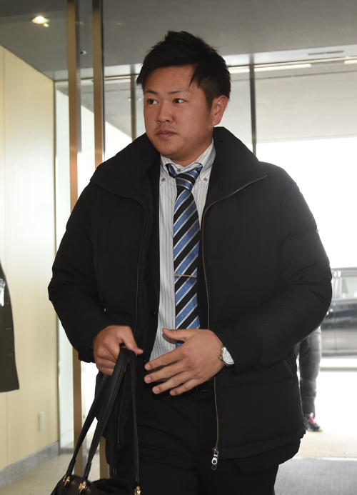 入寮するソフトバンク3位指名の津森宥紀（撮影・今浪浩三）