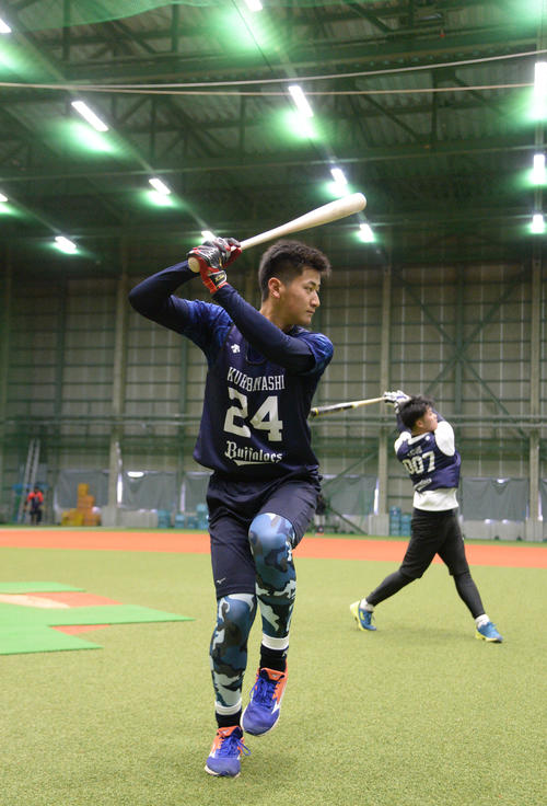締めに素振りをするオリックス紅林（撮影・渦原淳）