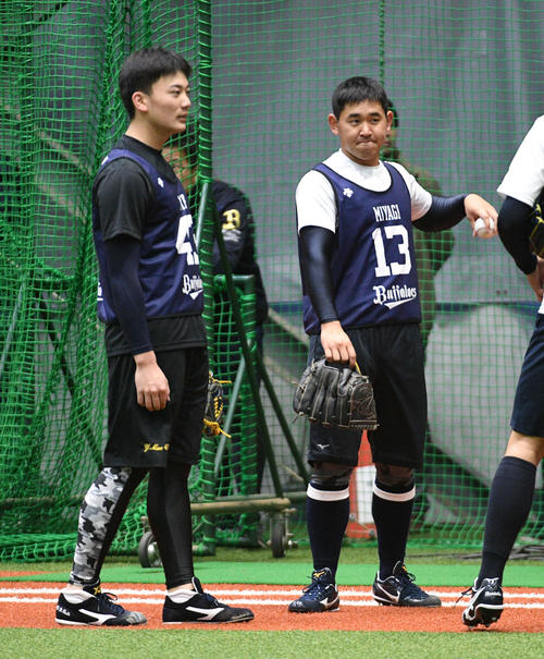 キャッチボールを終えたオリックス前佑囲斗（左）と宮城大弥（撮影・渦原淳）