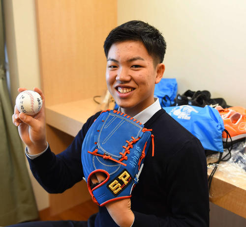 同期の石川昂のサインボールを手に入寮した中日竹内（撮影・森本幸一）
