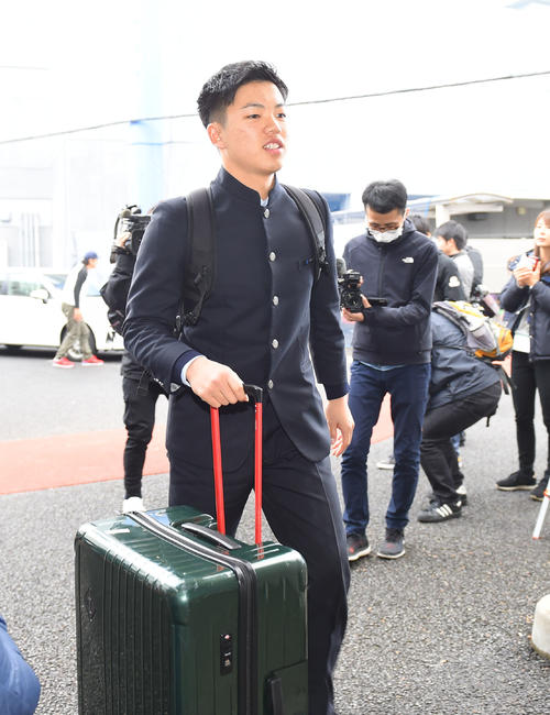 入寮する竹内龍臣（撮影・森本幸一）