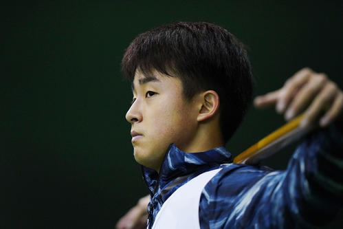 新人合同自主トレで棒を使って体を動かす巨人ドラフト1位の堀田（撮影・加藤諒）