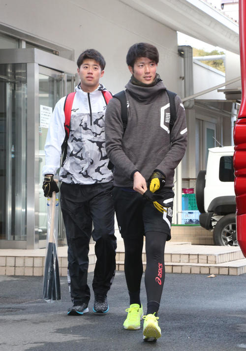 室内練習場に向かう森下暢仁と宇草孔基（後方）（撮影・梅根麻紀）