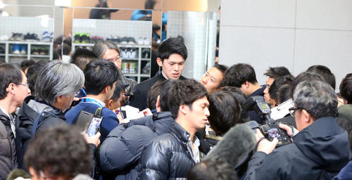 入寮したロッテドラフト1位佐々木朗（中央）は囲み取材を受ける（撮影・垰建太）