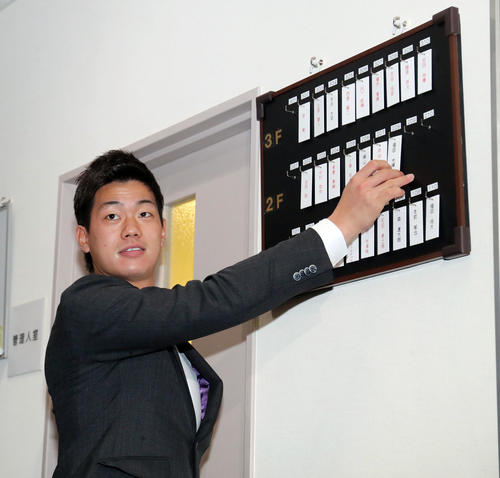 入寮したロッテドラフト5位福田光は自身の名札をかける（撮影・垰建太）