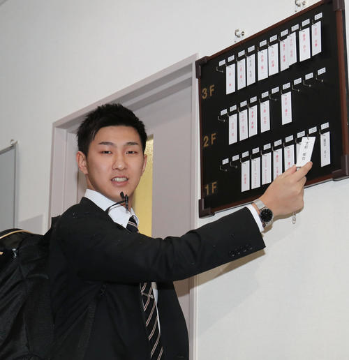 入寮したロッテ育成1位本前は自身の名札をかける（撮影・垰建太）