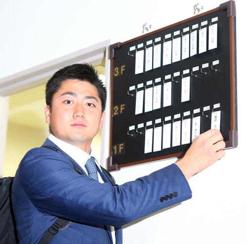 入寮したロッテ育成2位植田は自身の名札をかける（撮影・垰建太）