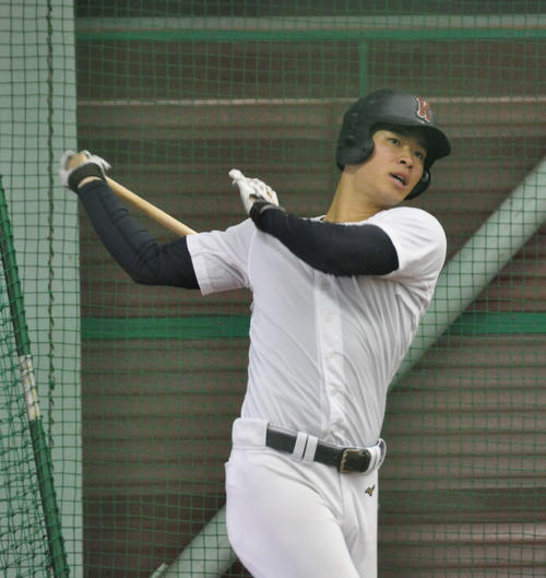 フリー打撃を行う近大・佐藤