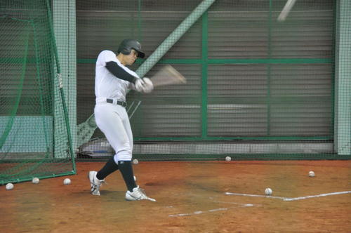 近大・佐藤輝明内野手（3年＝仁川学院）はフリー打撃を行う
