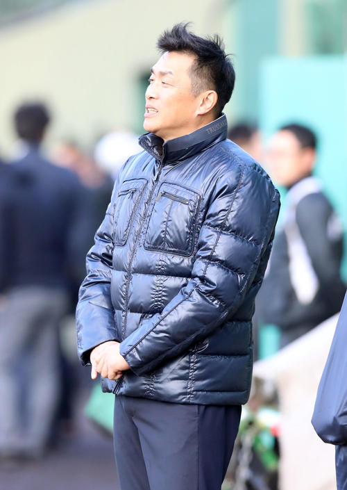 鳴尾浜球場での阪神新人合同自主トレを視察に訪れた山本氏（撮影・加藤哉）