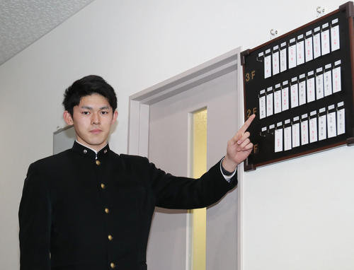 入寮したロッテのドラフト1位佐々木朗は自身の名札を指さし写真に納まる（撮影・垰建太）